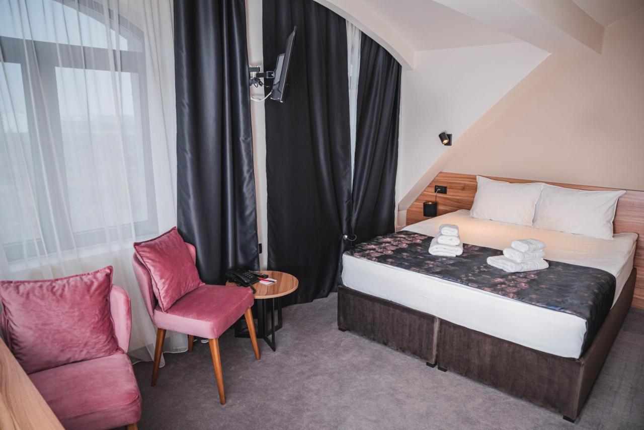 Hotel Aloha Ni Kültér fotó