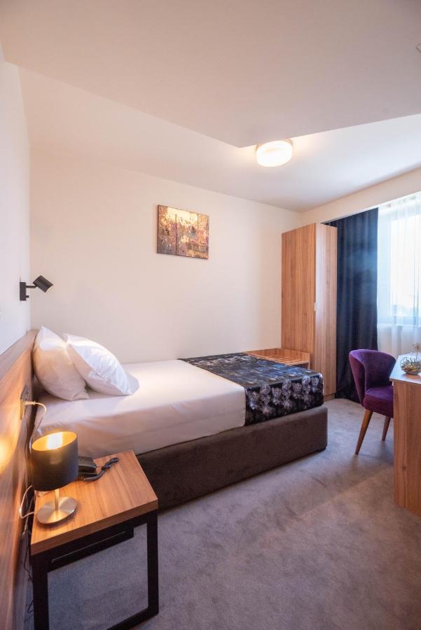 Hotel Aloha Ni Kültér fotó